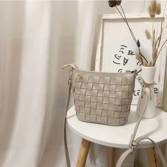 Basket Weave Bucket Bag / Handbag in Tan - NWT - Picture 10 of 12